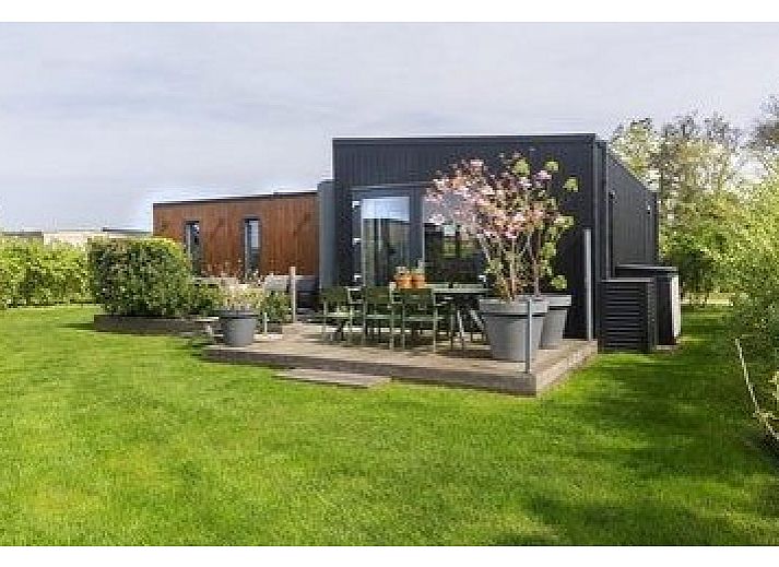 Moderne Kche im Ferienhaus Cabin, Grote Stern 16, Ouddorp mit Essecke, ideal fr einen gemtlichen Aufenthalt in Sdholland.