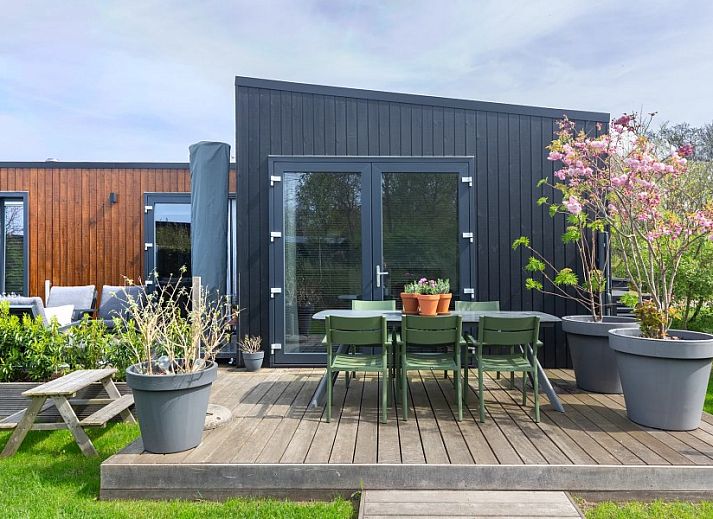 Gemtliches Wohnzimmer in Cabin, Grote Stern 16, Ouddorp mit gerumiger Sitzecke und Blick auf Goeree-Overflakkee Natur.
