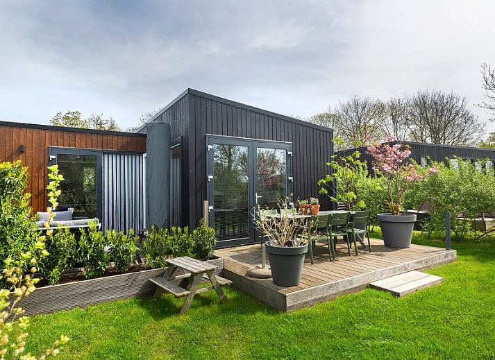 Gemtliche Innenhtte, Grote Stern 16, Ouddorp mit hellem Wohnzimmer und Kche, ideal fr einen Urlaub in Sdholland.