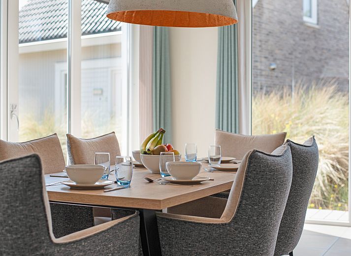 Cozy dining room in Strand Resort Ouddorp Duin, 6-person villa Springerduin in Ouddorp, overlooking the natural surroundings of South Holland.