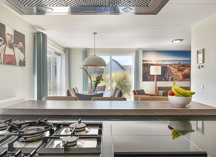 Cozy dining room in Strand Resort Ouddorp Duin, 6-person villa Springerduin in Ouddorp, overlooking the natural surroundings of South Holland.