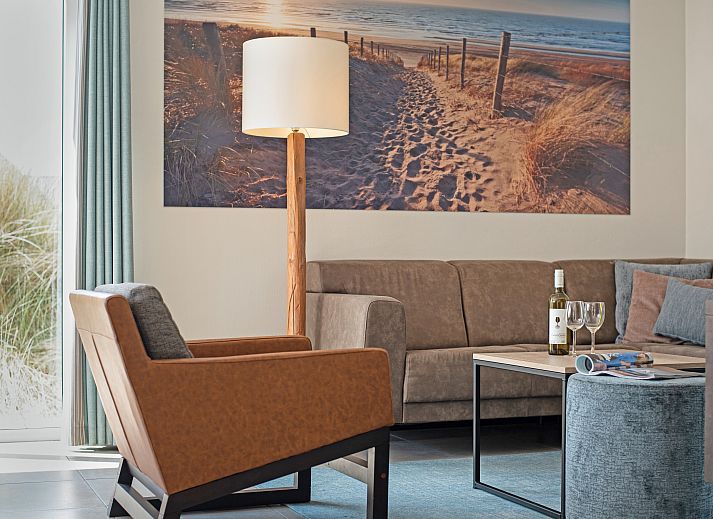 Cozy dining room in Strand Resort Ouddorp Duin, 6-person villa Springerduin in Ouddorp, overlooking the natural surroundings of South Holland.