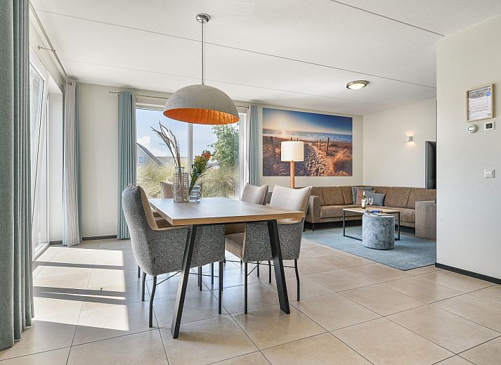 Cozy dining room in Strand Resort Ouddorp Duin, 6-person villa Springerduin in Ouddorp, overlooking the natural surroundings of South Holland.