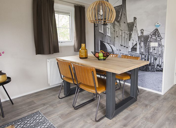 Gemuetlicher Innenbereich des Chalet Ouddorp in Goeree-Overflakkee, Suedholland. Gemuetliche Sitzecke und Esstisch in einem Ferienhaus.