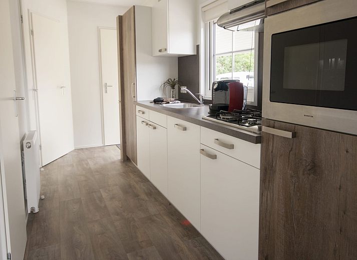 Gemuetlicher Innenbereich des Chalet Ouddorp in Goeree-Overflakkee, Suedholland. Gemuetliche Sitzecke und Esstisch in einem Ferienhaus.