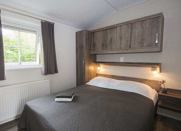 Gemuetlicher Innenbereich des Chalet Ouddorp in Goeree-Overflakkee, Suedholland. Gemuetliche Sitzecke und Esstisch in einem Ferienhaus.