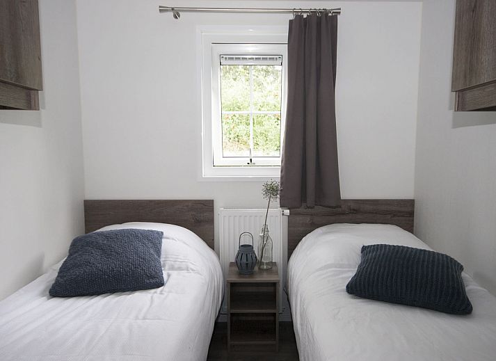 Gemuetliches Wohnzimmer des Chalet Ouddorp in Ouddorp, Goeree-Overflakkee. Komfortables Ferienhaus mit grosser Sitzecke in Suedholland.