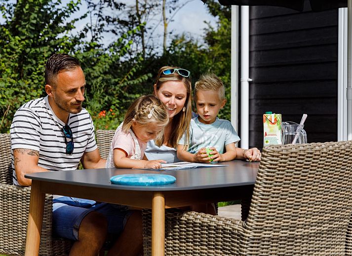 Gemuetliches Wohnzimmer des Chalet Ouddorp in Ouddorp, Goeree-Overflakkee. Komfortables Ferienhaus mit grosser Sitzecke in Suedholland.