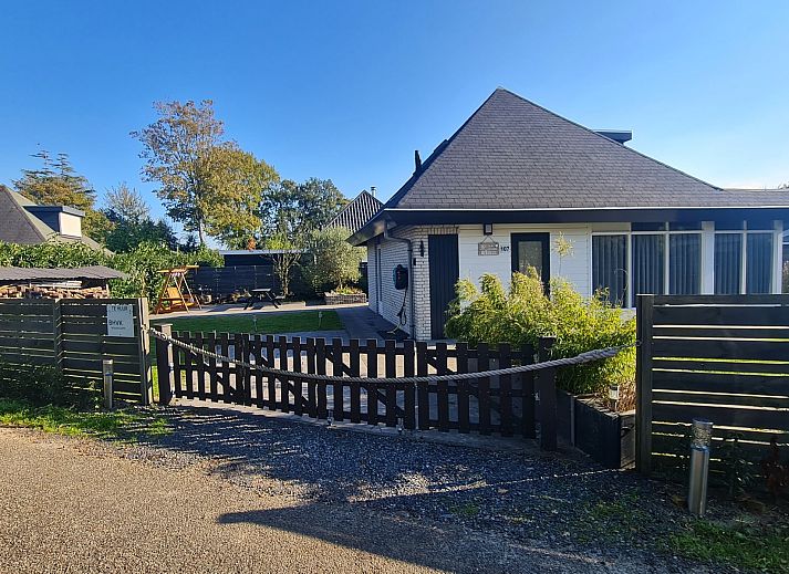 Vakantiewoning De Toekomst 107 'Siesta' in Ouddorp, Zuid-Holland biedt een uitnodigende entree met een charmante tuin.