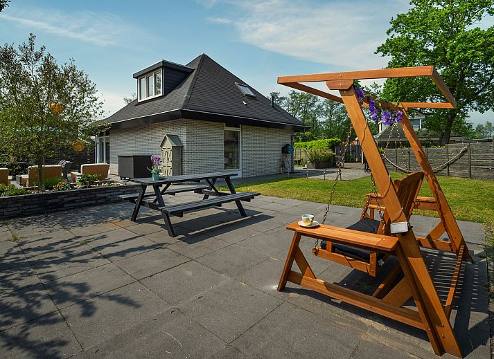 Vakantiewoning De Toekomst 107 'Siesta' in Ouddorp, Zuid-Holland biedt een uitnodigende entree met een charmante tuin.