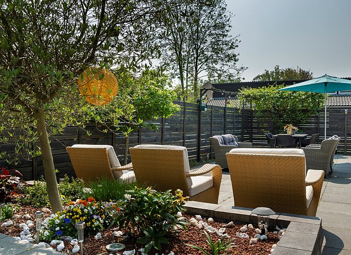 Vakantiewoning De Toekomst 107 'Siesta' in Ouddorp, Zuid-Holland biedt een uitnodigende entree met een charmante tuin.