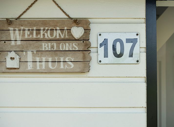 Ruim terras bij Vakantiewoning De Toekomst 107 'Siesta' in Ouddorp, ideaal voor buitenontspanning op Goeree-Overflakkee.