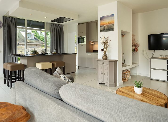 Ruim terras bij Vakantiewoning De Toekomst 107 'Siesta' in Ouddorp, ideaal voor buitenontspanning op Goeree-Overflakkee.