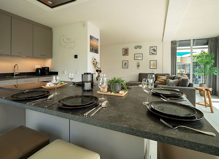 Ruim terras bij Vakantiewoning De Toekomst 107 'Siesta' in Ouddorp, ideaal voor buitenontspanning op Goeree-Overflakkee.