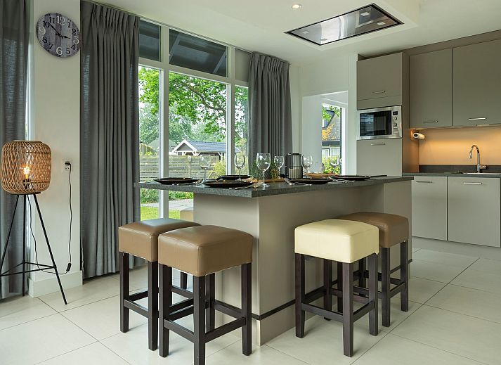 Ruim terras bij Vakantiewoning De Toekomst 107 'Siesta' in Ouddorp, ideaal voor buitenontspanning op Goeree-Overflakkee.