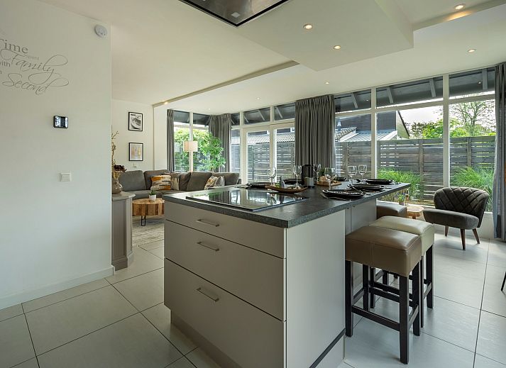 Gezellig terras met schommelstoel bij Vakantiewoning De Toekomst 107 'Siesta' in Ouddorp, perfect voor een ontspannen middag.