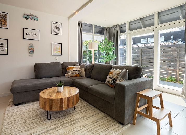 Gezellig terras met schommelstoel bij Vakantiewoning De Toekomst 107 'Siesta' in Ouddorp, perfect voor een ontspannen middag.