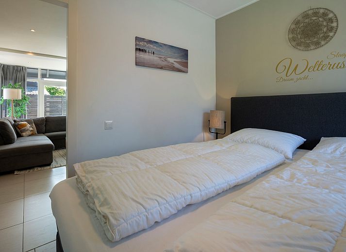 Luxe tuinmeubilair op het terras van Vakantiewoning De Toekomst 107 'Siesta' in Ouddorp, Zuid-Holland.