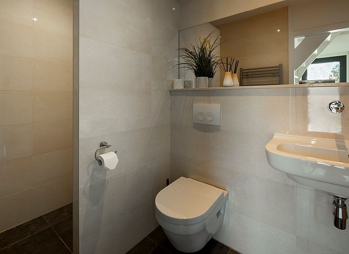 Luxe tuinmeubilair op het terras van Vakantiewoning De Toekomst 107 'Siesta' in Ouddorp, Zuid-Holland.