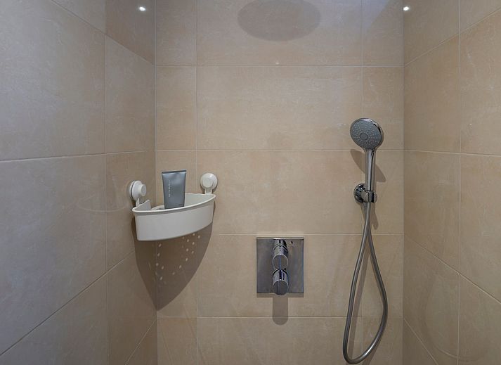 Luxe tuinmeubilair op het terras van Vakantiewoning De Toekomst 107 'Siesta' in Ouddorp, Zuid-Holland.