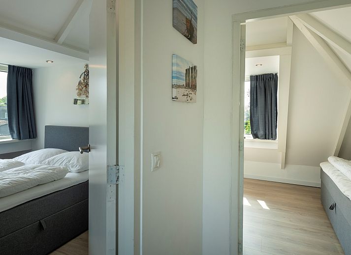 Buitenzitje met parasol bij Vakantiewoning De Toekomst 107 'Siesta' in Ouddorp, ideaal voor zomerse dagen.