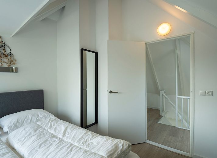 Buitenzitje met parasol bij Vakantiewoning De Toekomst 107 'Siesta' in Ouddorp, ideaal voor zomerse dagen.