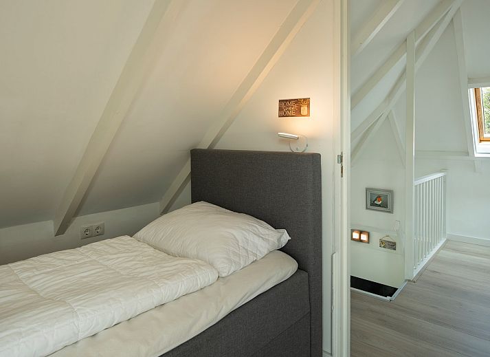 Buitenzitje met parasol bij Vakantiewoning De Toekomst 107 'Siesta' in Ouddorp, ideaal voor zomerse dagen.