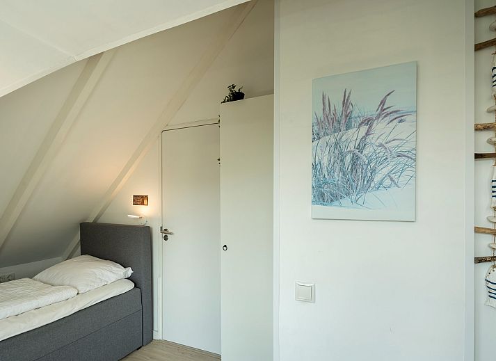 Buitenzitje met parasol bij Vakantiewoning De Toekomst 107 'Siesta' in Ouddorp, ideaal voor zomerse dagen.