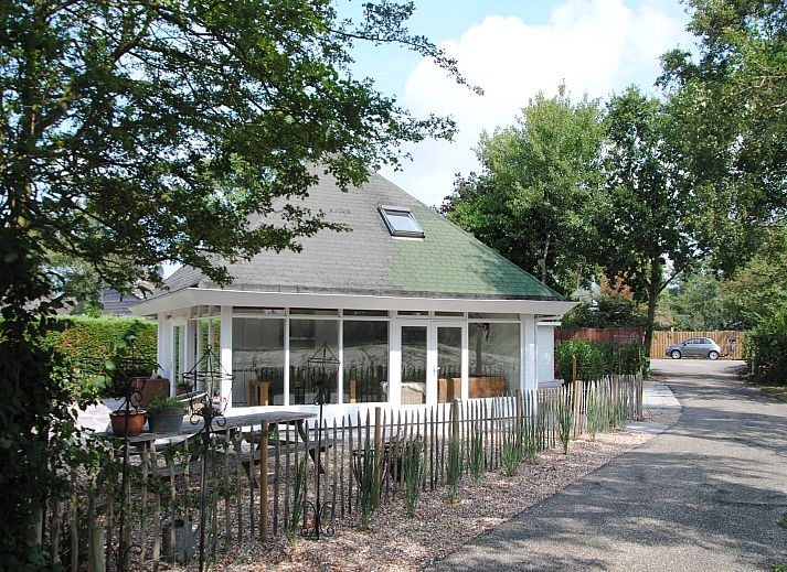 Ferienhaus De Toekomst 126 Beachgarden in Ouddorp mit gruener Umgebung und modernem Design.