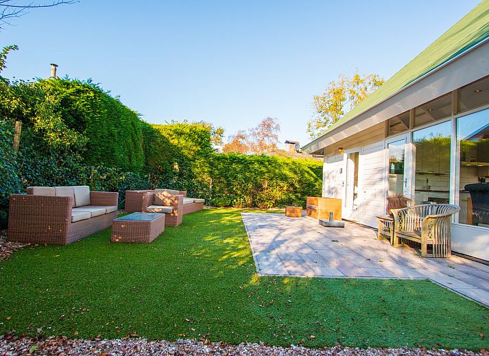 Ferienhaus De Toekomst 126 Beachgarden in Ouddorp mit gruener Umgebung und modernem Design.