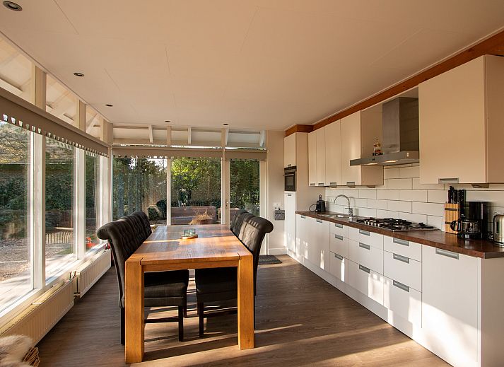 Ferienhaus De Toekomst 126 Beachgarden in Ouddorp mit gruener Umgebung und modernem Design.