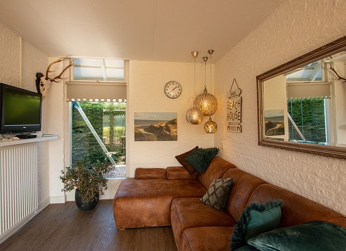 Ferienhaus De Toekomst 126 Beachgarden in Ouddorp mit gruener Umgebung und modernem Design.