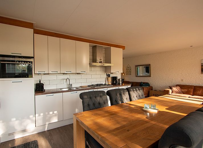 Geraeumige Terrasse des Ferienhauses De Toekomst 126 Beachgarden in Ouddorp mit bequemen Sitzgelegenheiten.