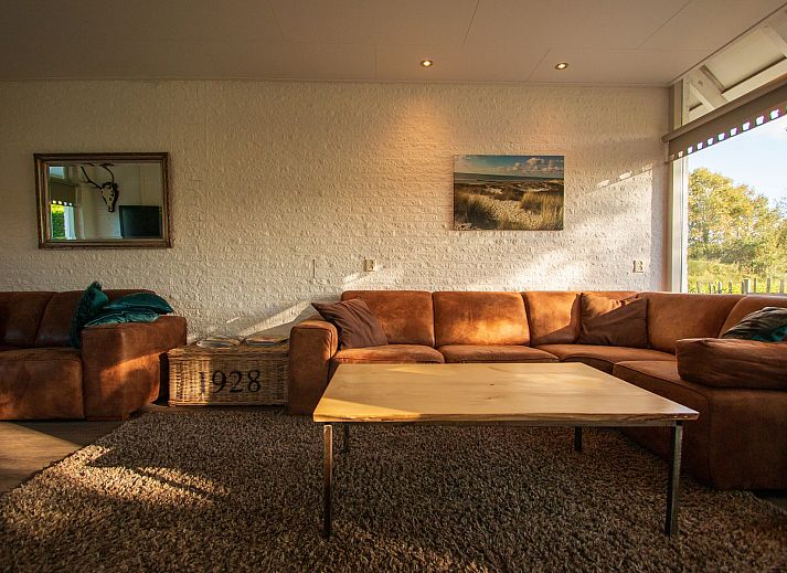 Geraeumige Terrasse des Ferienhauses De Toekomst 126 Beachgarden in Ouddorp mit bequemen Sitzgelegenheiten.