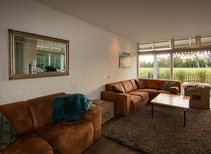 Geraeumige Terrasse des Ferienhauses De Toekomst 126 Beachgarden in Ouddorp mit bequemen Sitzgelegenheiten.