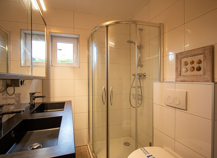 Geraeumige Terrasse des Ferienhauses De Toekomst 126 Beachgarden in Ouddorp mit bequemen Sitzgelegenheiten.