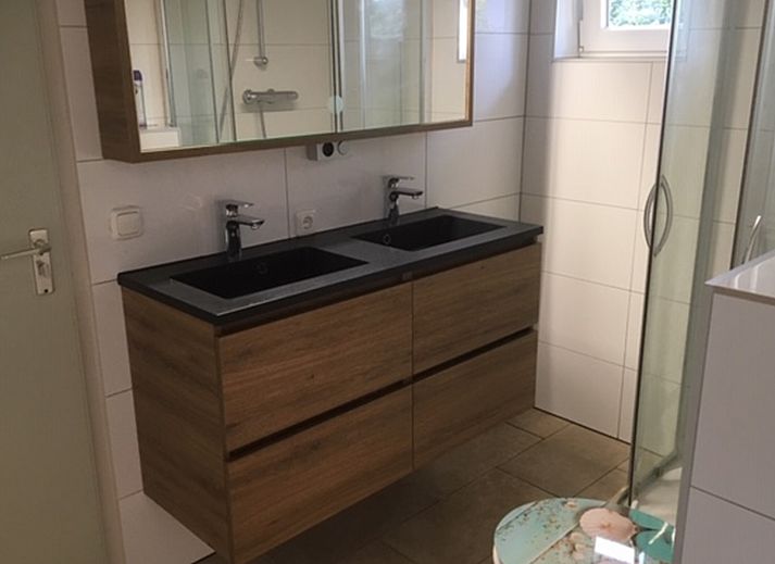 Helle Kueche und Essbereich im Ferienhaus De Toekomst 126 Beachgarden in Ouddorp, Suedholland.