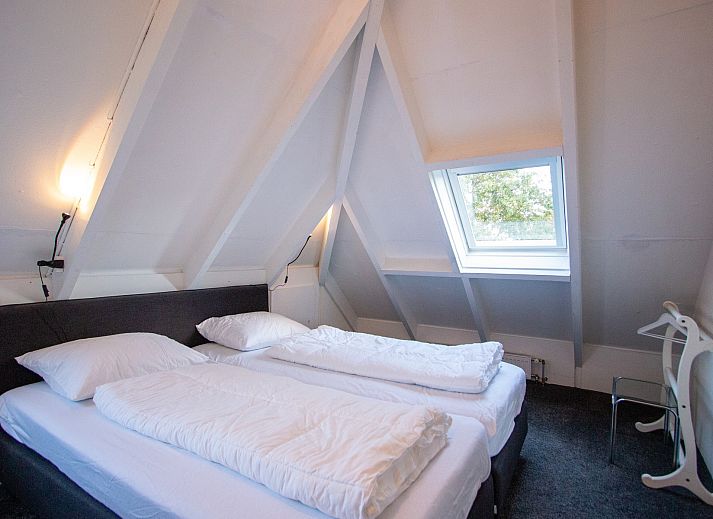 Helle Kueche und Essbereich im Ferienhaus De Toekomst 126 Beachgarden in Ouddorp, Suedholland.