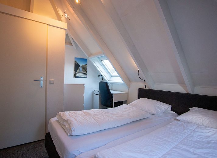 Helle Kueche und Essbereich im Ferienhaus De Toekomst 126 Beachgarden in Ouddorp, Suedholland.