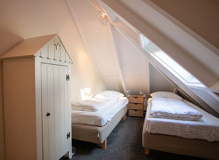 Helle Kueche und Essbereich im Ferienhaus De Toekomst 126 Beachgarden in Ouddorp, Suedholland.