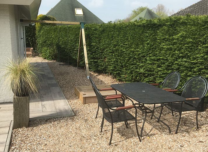 Helle Kueche und Essbereich im Ferienhaus De Toekomst 126 Beachgarden in Ouddorp, Suedholland.