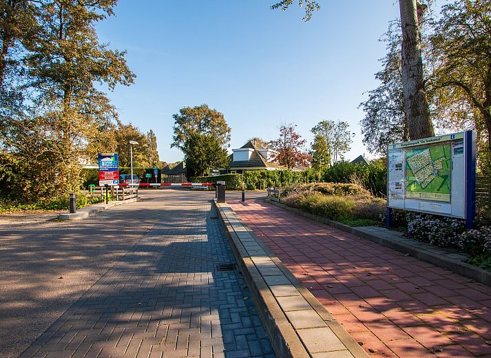 Gemuetliches Wohnzimmer im Ferienhaus De Toekomst 126 Beachgarden in Ouddorp mit stilvoller Einrichtung.