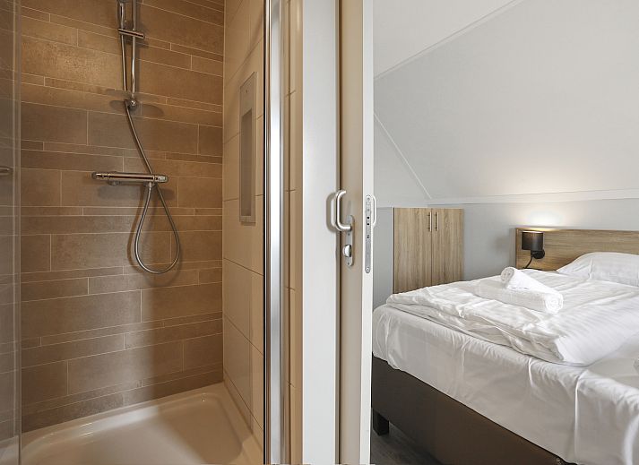 Gemuetliches Wohnzimmer im Strand Resort Ouddorp Duin, 6-Personen-Villa Zeeduin in Ouddorp, mit grosszuegigem Essbereich und Gartenblick.