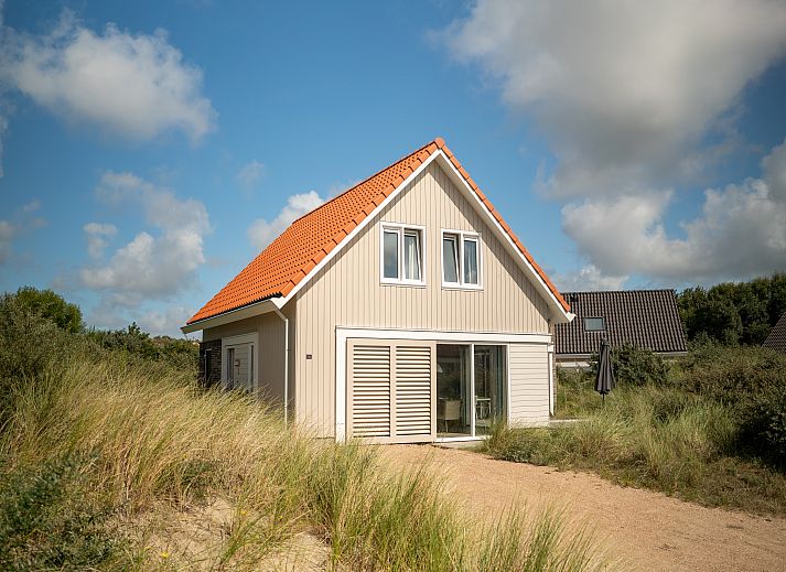 Moderne Kueche in der 6-Personen-Villa Zeeduin des Strand Resort Ouddorp Duin in Ouddorp, Suedholland, mit Kochinsel und Zugang zur Terrasse.