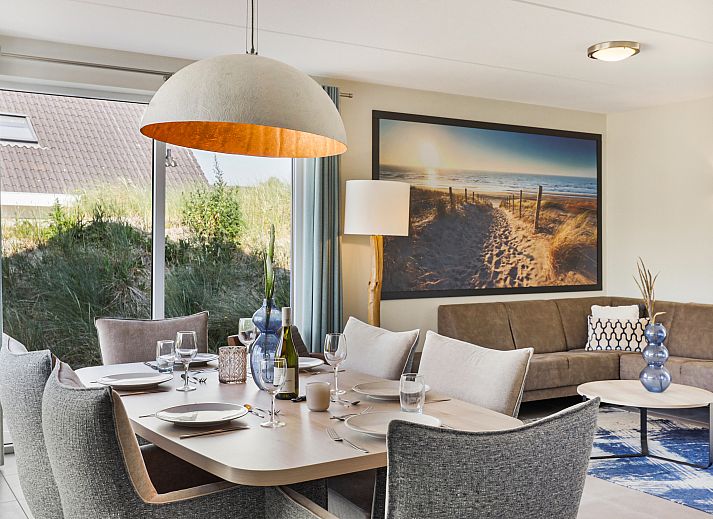 Moderne Kueche in der 6-Personen-Villa Zeeduin des Strand Resort Ouddorp Duin in Ouddorp, Suedholland, mit Kochinsel und Zugang zur Terrasse.