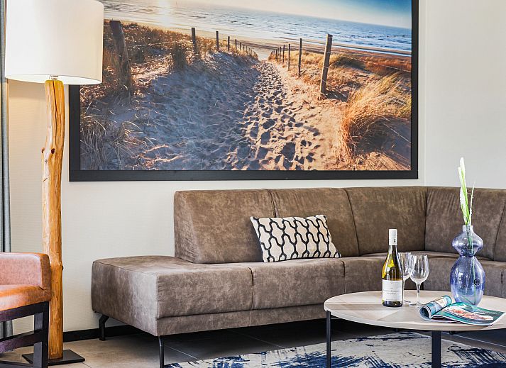 Moderne Kueche in der 6-Personen-Villa Zeeduin des Strand Resort Ouddorp Duin in Ouddorp, Suedholland, mit Kochinsel und Zugang zur Terrasse.