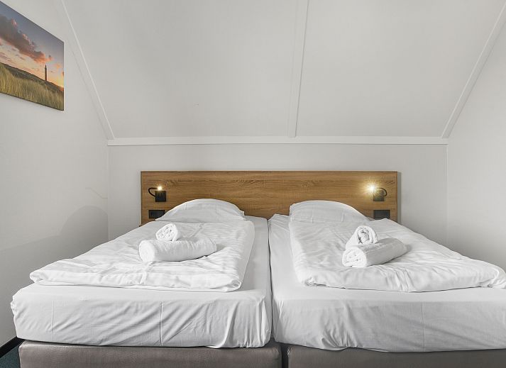 Strand Resort Ouddorp Duin villa in Ouddorp, Zuid-Holland, omgeven door duinen en natuur. Perfect vakantiehuis voor zes personen.