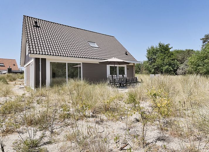 Strand Resort Ouddorp Duin villa in Ouddorp met terras en duinlandschap.