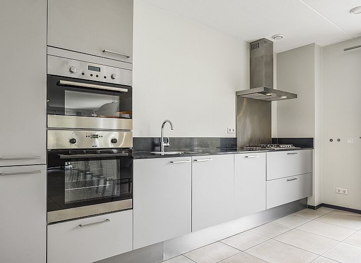 Strand Resort Ouddorp Duin villa in Ouddorp met terras en duinlandschap.