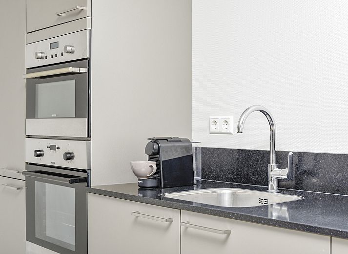 Strand Resort Ouddorp Duin villa in Ouddorp met terras en duinlandschap.